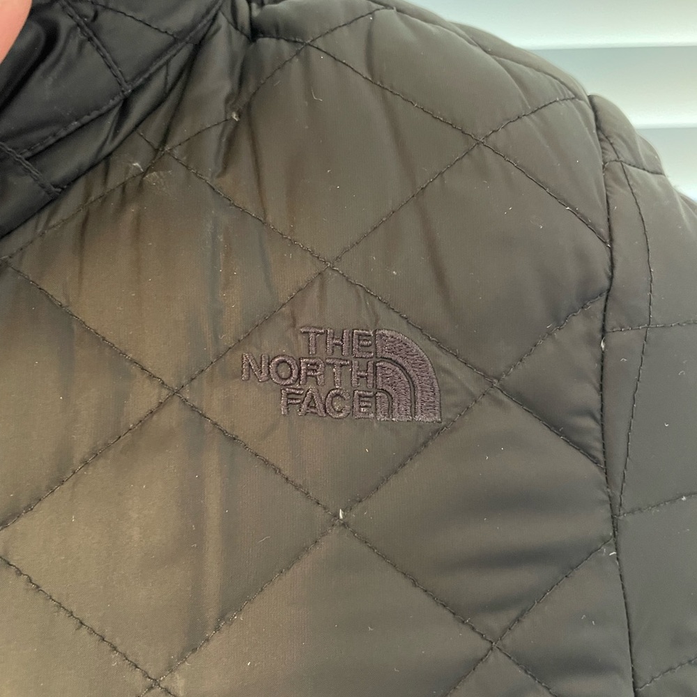 Women’s size medium The North Face black down 550 parka with detachable hood